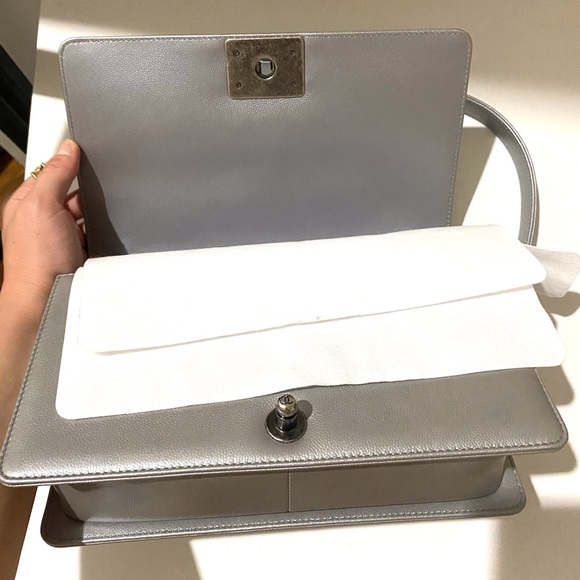 Chanel Medium Boy Bag in silver chevron - Picture 10 of 15